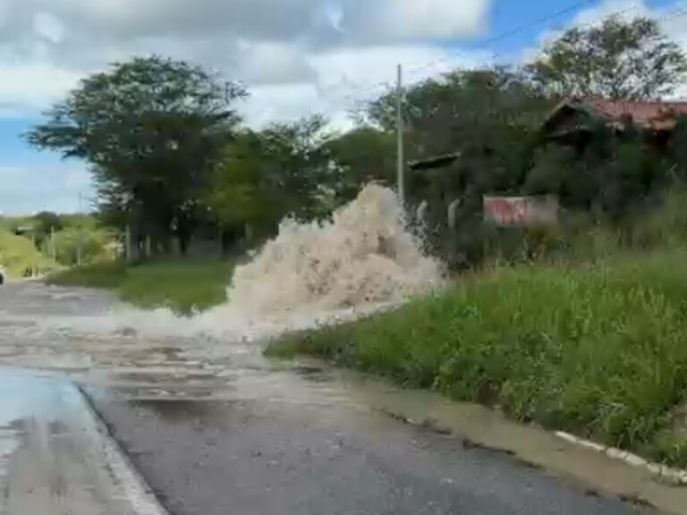 Rompimento de Adutora Causa Vazamento na BR-232 e Afeta Abastecimento em Bezerros Rompimento de Adutora Causa Vazamento na BR-232 e Afeta Abastecimento em Bezerros