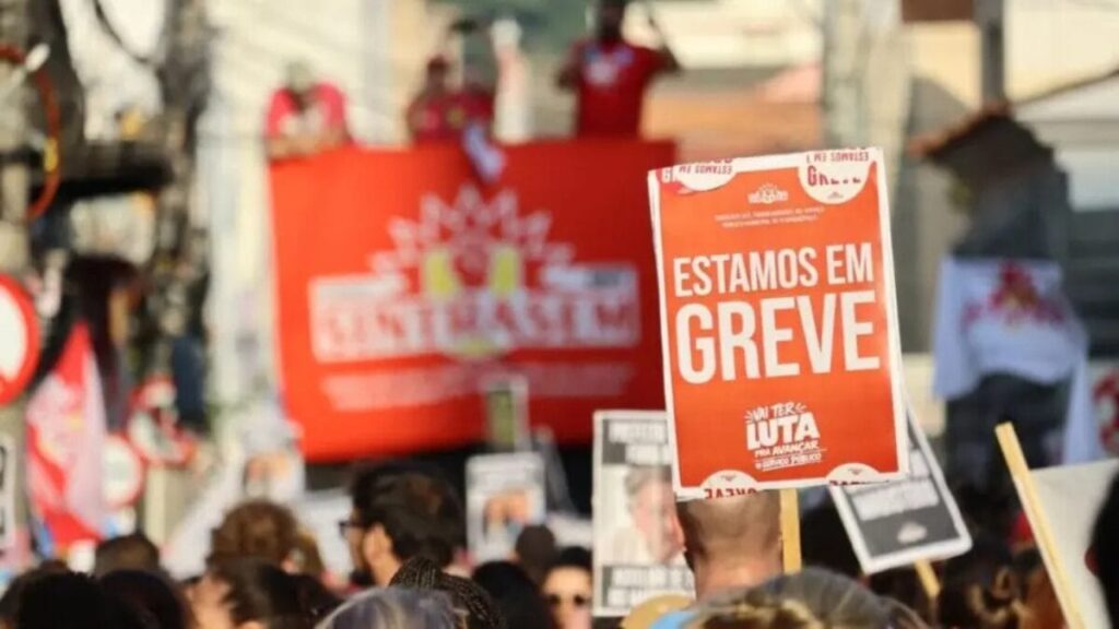 Florianópolis Demite 150 Servidores da Educação em Meio à Greve; Sindicato Contesta Decisão