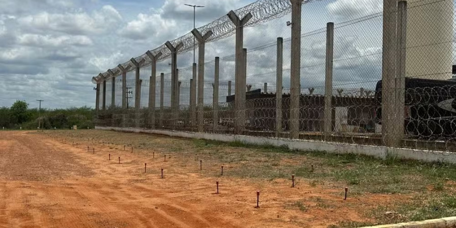 Fuga em Mossoró: Muralhas de Segurança em Presídios Federais Atrasam e Permanecem no Papel Fuga em Mossoró: Muralhas de Segurança em Presídios Federais Atrasam e Permanecem no Papel