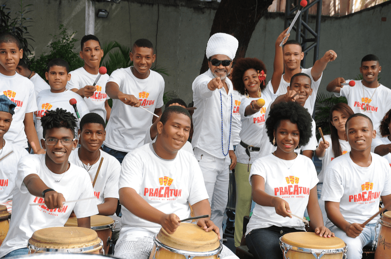 Pracatum: O Impacto Transformador de Carlinhos Brown na Cultura Brasileira Pracatum: O Impacto Transformador de Carlinhos Brown na Cultura Brasileira