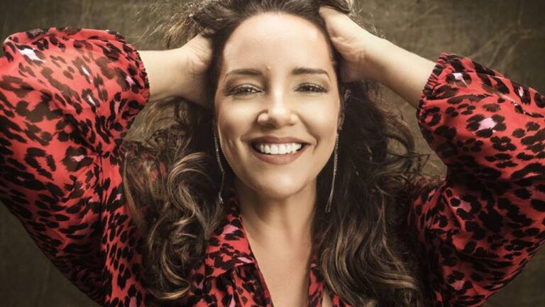 Ana Carolina Enfrenta Críticas Após Retirada de Intérprete de Libras do Palco Ana Carolina Enfrenta Críticas Após Retirada de Intérprete de Libras do Palco