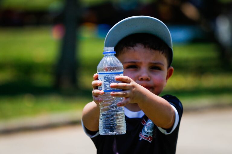Desidratação no Verão: Como o Xixi Indica a Necessidade de Hidratação e os Riscos para Crianças e Idosos Desidratação no Verão: Como o Xixi Indica a Necessidade de Hidratação e os Riscos para Crianças e Id