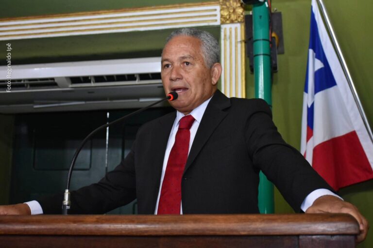 Vereador Téo Senna Critica Mudança de Nome de Escola na Bahia e Questões Importantes na Educação