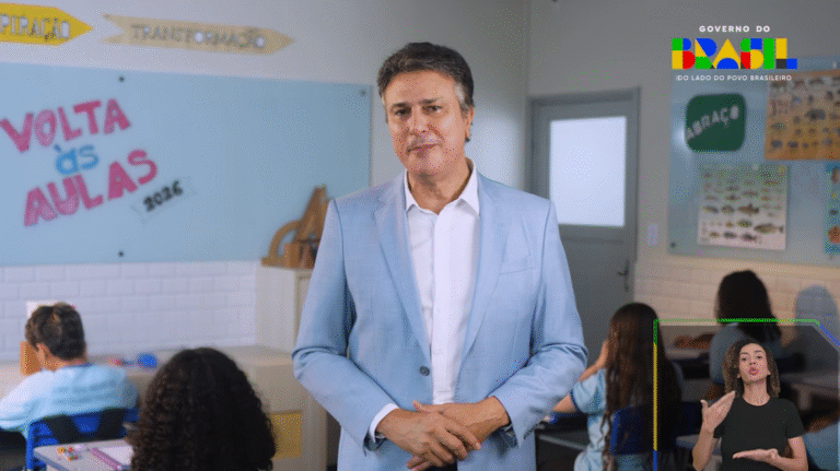 Camilo Santana Anuncia Retorno às Aulas e Regulamentação do Uso de Celulares nas Escolas Camilo Santana Anuncia Retorno às Aulas e Regulamentação do Uso de Celulares nas Escolas