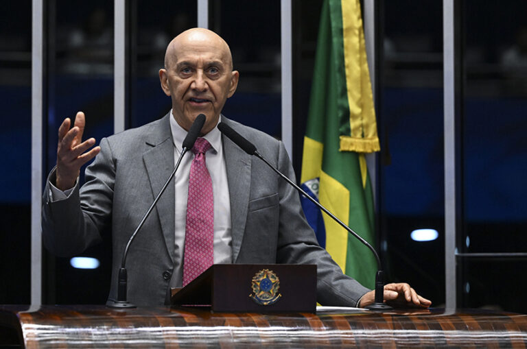 Confúcio Moura Propõe Educação como Solução para a Violência no Brasil Confúcio Moura Propõe Educação como Solução para a Violência no Brasil
