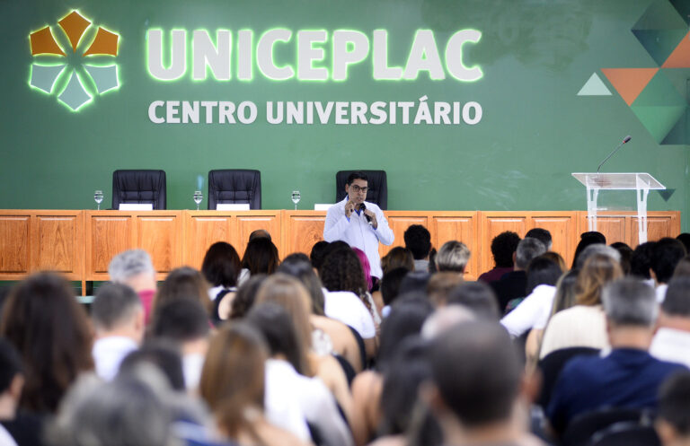 Eficiência e Eficácia na Saúde: Palestra Impactante para Estudantes de Medicina Eficiência e Eficácia na Saúde: Palestra Impactante para Estudantes de Medicina