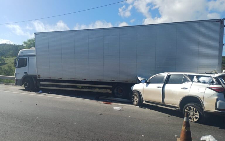Tragédia na BR-116: Colisão entre Carro e Caminhão Resulta em uma Morte e Três Feridos