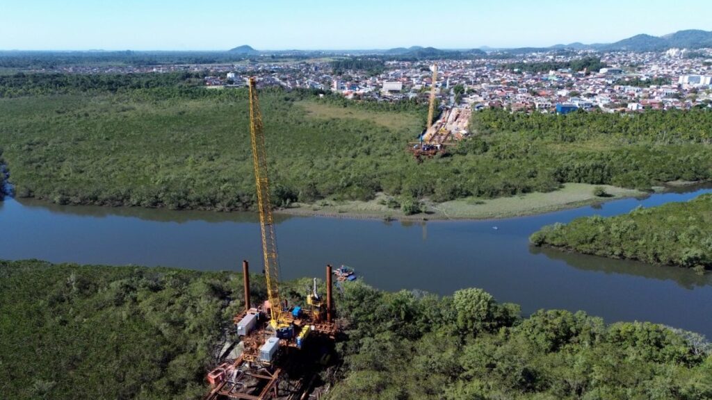 Ponte de R$ 300 milhões em Joinville: Vão Central Inédito Sem Apoios Sobre o Rio Ponte de R$ 300 milhões em Joinville: Vão Central Inédito Sem Apoios Sobre o Rio