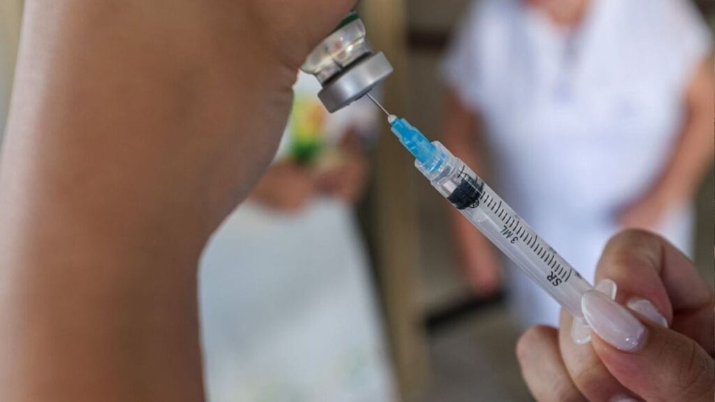 Vacinação Contra a Gripe em SC Atinge 30% do Público-Alvo em Três Semanas Vacinação Contra a Gripe em SC Atinge 30% do Público-Alvo em Três Semanas