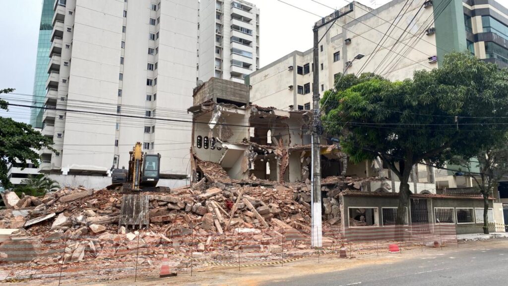 Crea-ES Multa Empresa de Engenharia por Demolição Irregular em Vila Velha