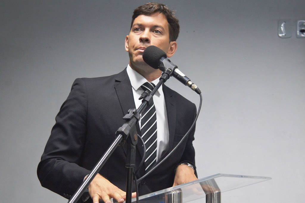 Arnaldinho Decide Permanecer na Prefeitura de Vila Velha Após Desistência da Candidatura a Governador Arnaldinho Decide Permanecer na Prefeitura de Vila Velha Após Desistência da Candidatura a Governado