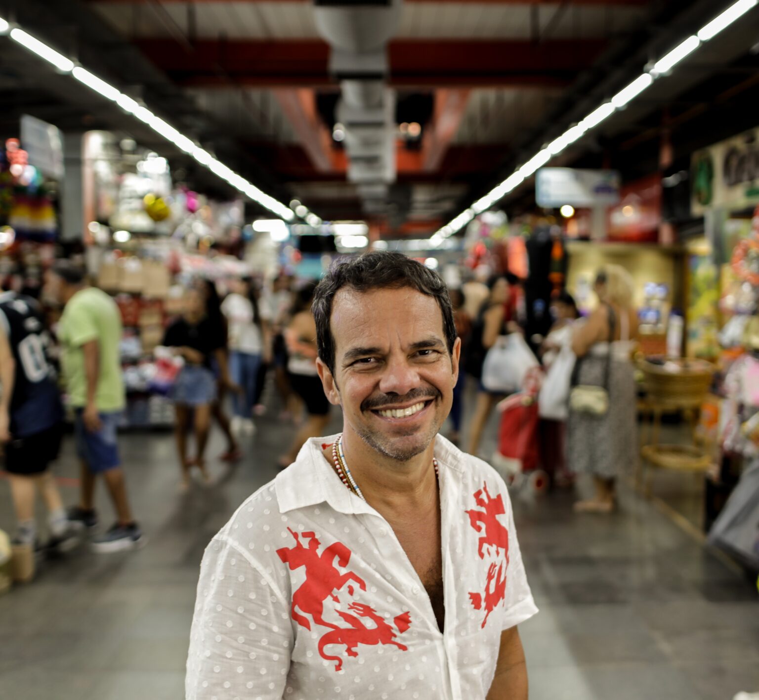 Marcelo Moutinho Retorna com ‘Gentinha’: Um Olhar Lírico sobre o Cotidiano Carioca Marcelo Moutinho Retorna com 'Gentinha': Um Olhar Lírico sobre o Cotidiano Carioca