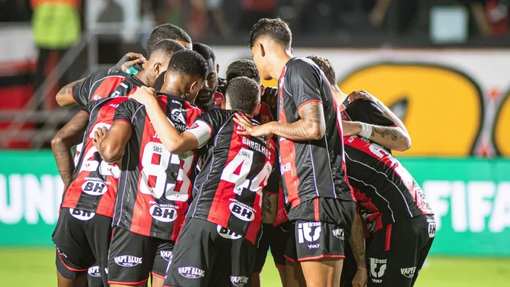 Vitória vira o jogo e goleia Athletico para avançar na Copa do Brasil Vitória vira o jogo e goleia Athletico para avançar na Copa do Brasil