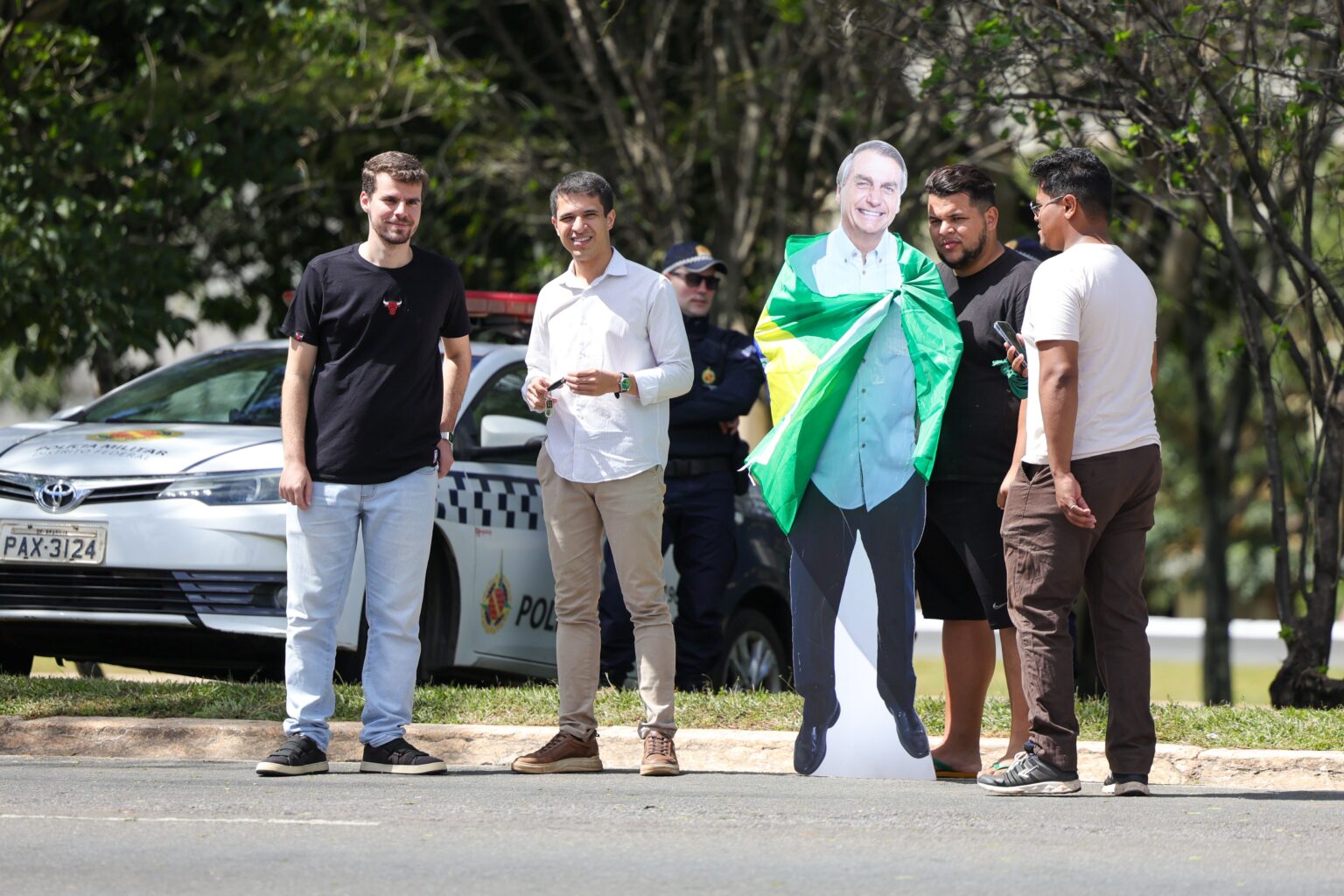 Confusão Marca Manifestação do 1º de Maio em Brasília com Boneco de Bolsonaro Confusão Marca Manifestação do 1º de Maio em Brasília com Boneco de Bolsonaro
