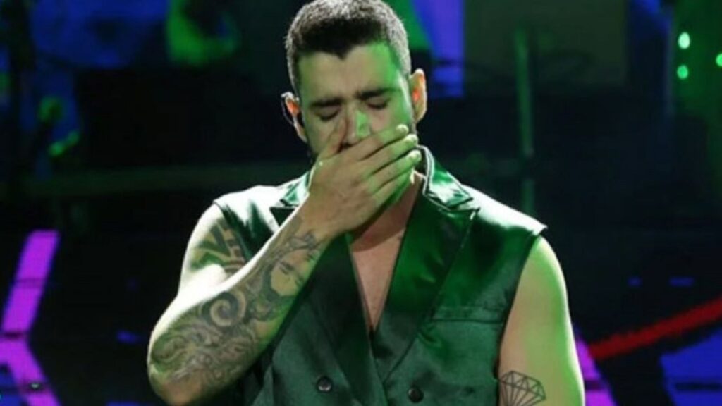 Gusttavo Lima Enfrenta Peripécias em Show Após Palco Ceder em Cuiabá Gusttavo Lima Enfrenta Peripécias em Show Após Palco Ceder em Cuiabá