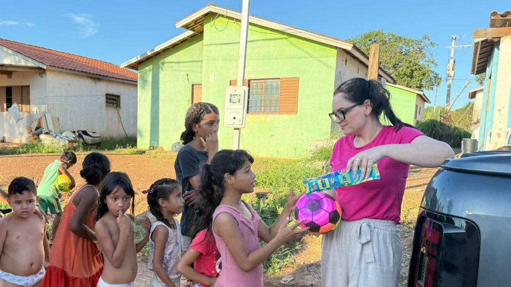 Solidariedade no Natal: Entrega de Brinquedos às Crianças em Cuiabá Solidariedade no Natal: Entrega de Brinquedos às Crianças em Cuiabá