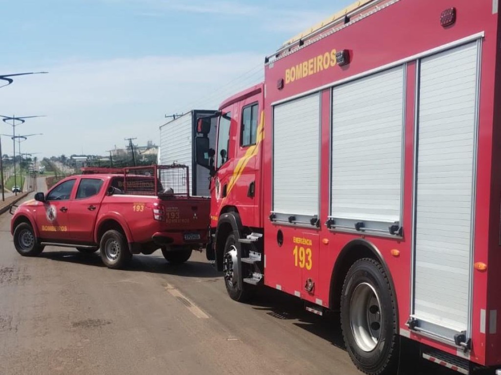 Incêndio em Caminhão Baú: Corpo de Bombeiros Age Rápido na BR-449 Incêndio em Caminhão Baú: Corpo de Bombeiros Age Rápido na BR-449