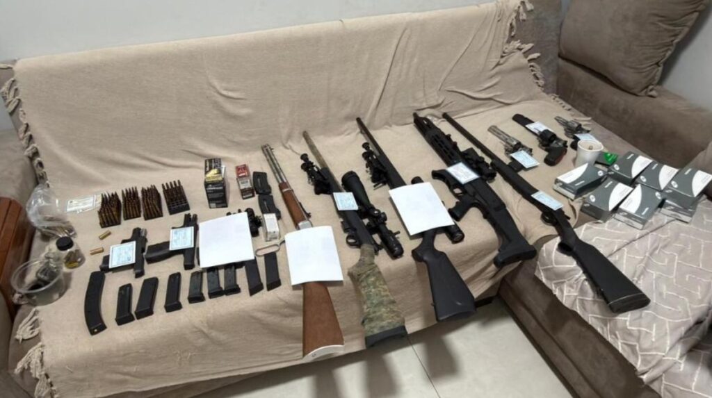 Polícia Civil apreende arsenal de guerra em operação contra o crime em MT Polícia Civil apreende arsenal de guerra em operação contra o crime em MT