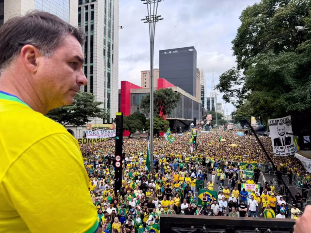Ato na Paulista: Flávio Bolsonaro e Nikolas Ferreira Unem Forças contra Lula e STF