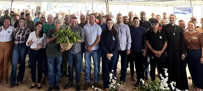 Júlio Campos visita 8 municípios do Noroeste e distribui 500 mil mudas de café Júlio Campos visita 8 municípios do Noroeste e distribui 500 mil mudas de café
