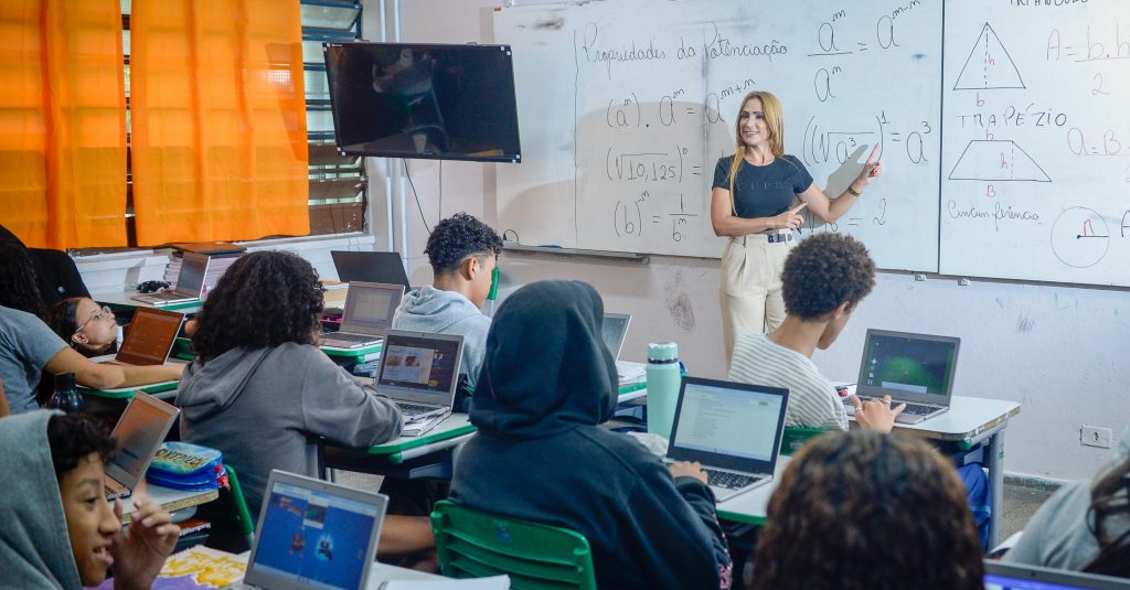 Governo de SP Libera R$ 1 Bilhão em Bônus para 188 Mil Educadores Governo de SP Libera R$ 1 Bilhão em Bônus para 188 Mil Educadores