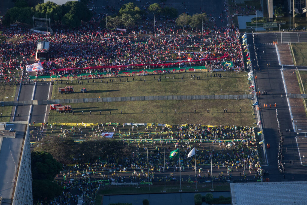 Impeachment de Dilma: A Polarização Política e o Crescimento do Centrão Impeachment de Dilma: A Polarização Política e o Crescimento do Centrão