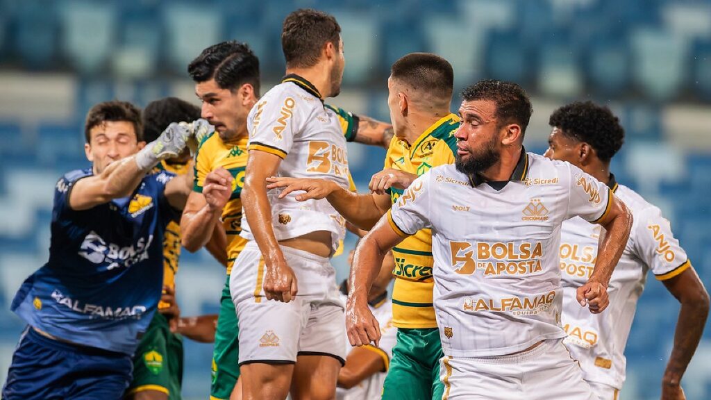 Cuiabá cede empate nos acréscimos e é vaiado pela torcida Cuiabá cede empate nos acréscimos e é vaiado pela torcida