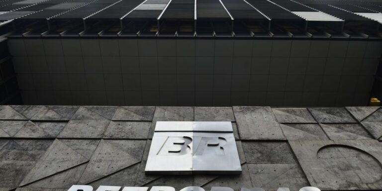 Petrobras Adquire 42,5% de Participação em Bloco de Petróleo na Namíbia Petrobras Adquire 42,5% de Participação em Bloco de Petróleo na Namíbia