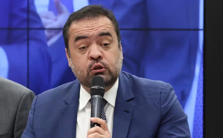 Cláudio Castro renuncia ao governo do Rio e se prepara para o Senado em 2026 Cláudio Castro renuncia ao governo do Rio e se prepara para o Senado em 2026