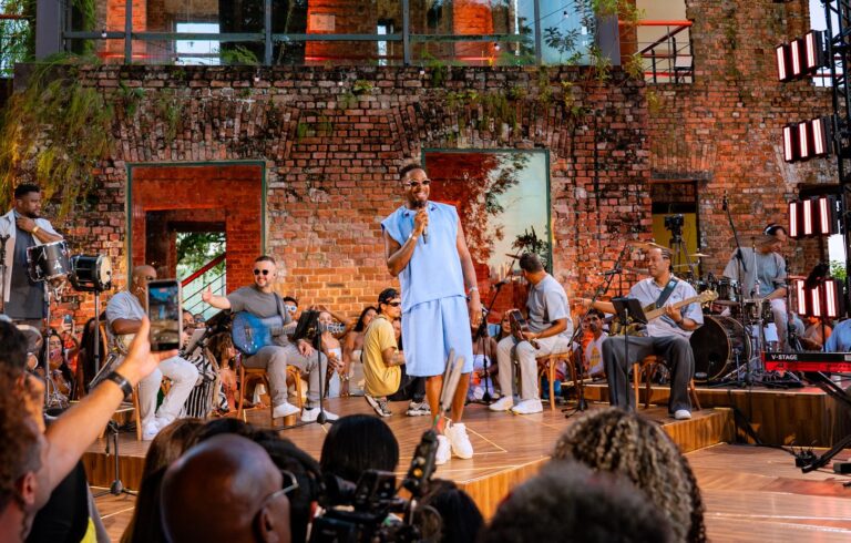 Mumuzinho Captura Momentos Únicos em Show no Rio com Clássicos e Novidades Mumuzinho Captura Momentos Únicos em Show no Rio com Clássicos e Novidades