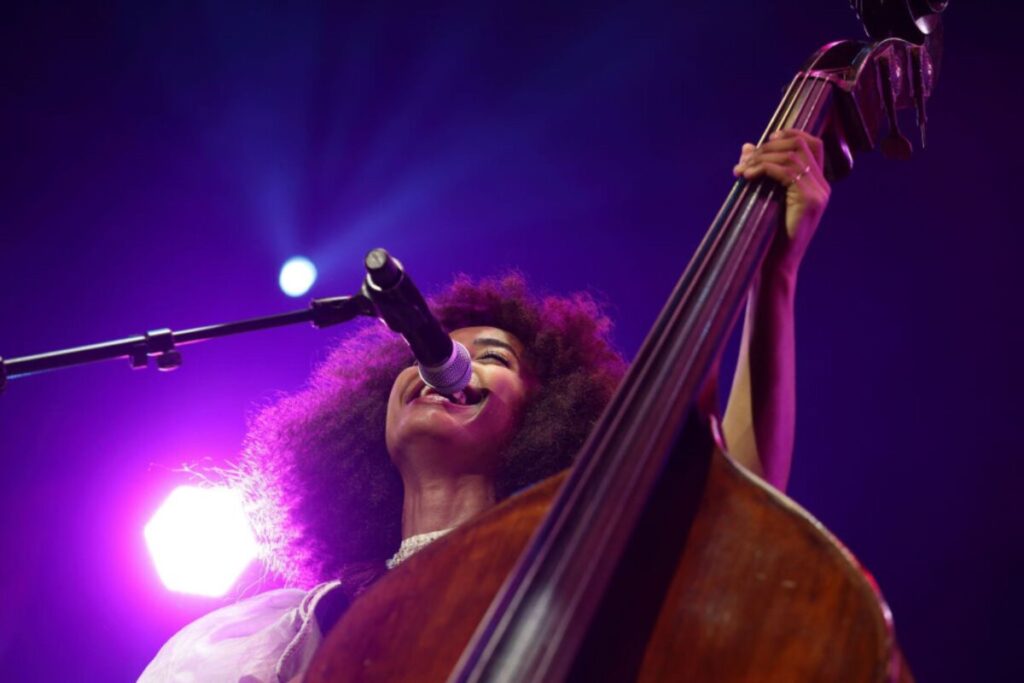 Esperanza Spalding: Jazz e Solidariedade no Festival Estilo Brasil Imagem do artigo