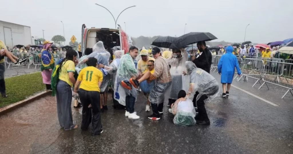 Mulher Hospitalizada Após Raio em Manifestação de Apoio a Bolsonaro Mulher Hospitalizada Após Raio em Manifestação de Apoio a Bolsonaro