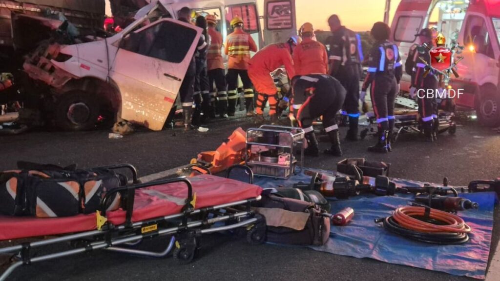 Acidente na BR-020: colisão entre carreta e van deixa 5 mortos e 12 feridos Acidente na BR-020: colisão entre carreta e van deixa 5 mortos e 12 feridos