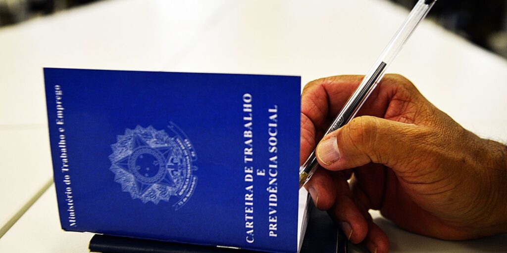 Desemprego em Queda: 19 Estados e DF Registram Números Históricos em 2025