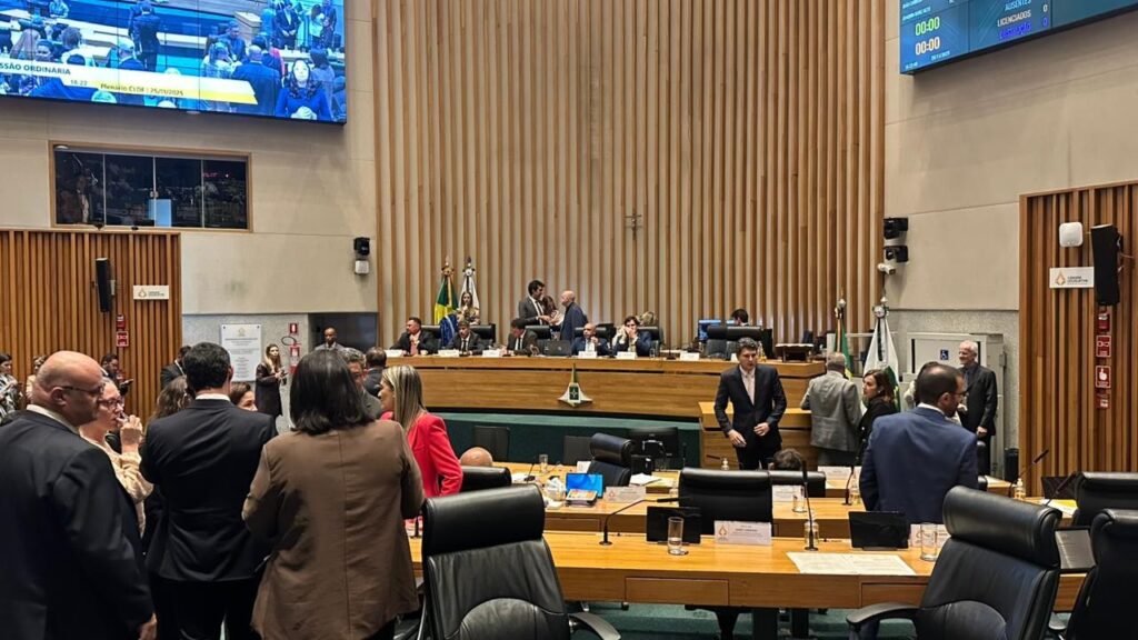 Câmara do DF Arquiva Sete Pedidos de Impeachment de Ibaneis; Dois Ainda Estão em Análise Câmara do DF Arquiva Sete Pedidos de Impeachment de Ibaneis; Dois Ainda Estão em Análise