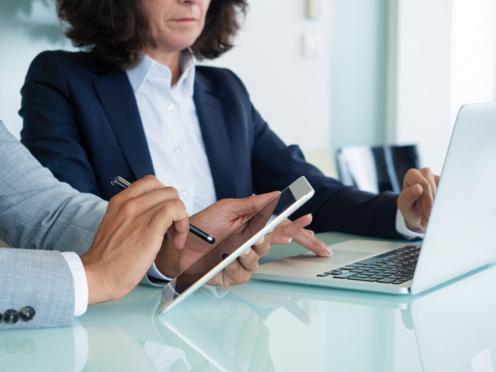 Como a Tecnologia Está Transformando a Advocacia: Novas Oportunidades e Desafios Como a Tecnologia Está Transformando a Advocacia: Novas Oportunidades e Desafios