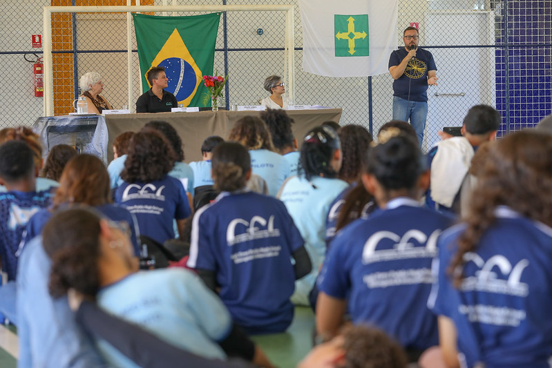 Professor do DF é Recepcionado com Festa Após Programa na Suíça Professor do DF é Recepcionado com Festa Após Programa na Suíça