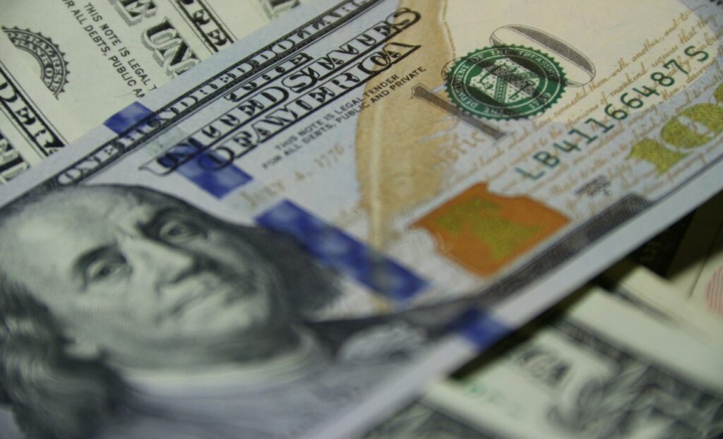 A Ascensão do Dólar e Seus Efeitos na Política Cambial Brasileira A Ascensão do Dólar e Seus Efeitos na Política Cambial Brasileira