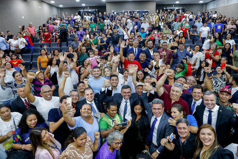 Beneficiários de Políticas Públicas No Plenário da Aleam: Reconhecimento pelo Governador Beneficiários de Políticas Públicas No Plenário da Aleam: Reconhecimento pelo Governador