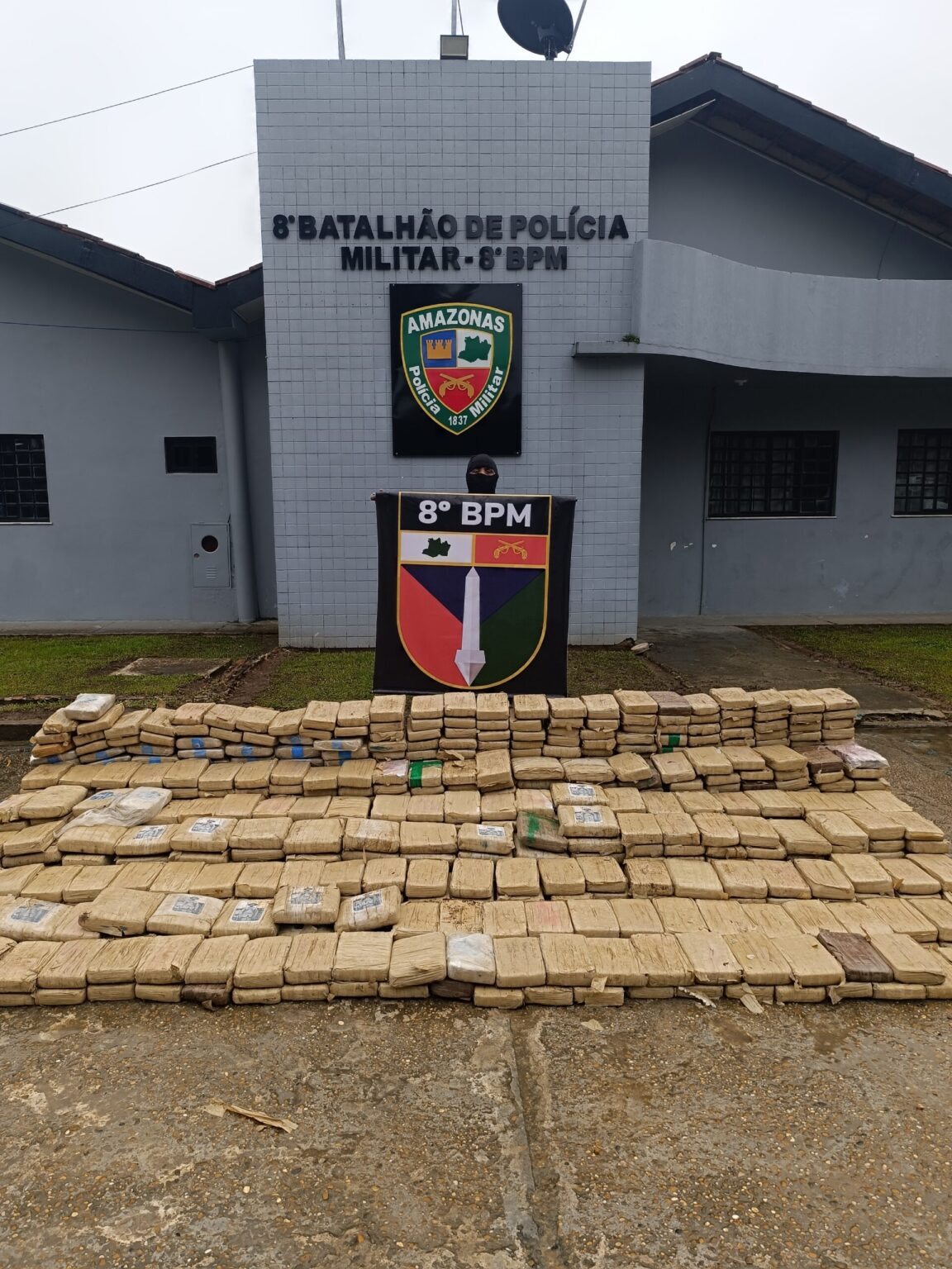 Confronto entre PMs e Traficantes Resulta em Apreensão de 800 kg de Drogas no Amazonas