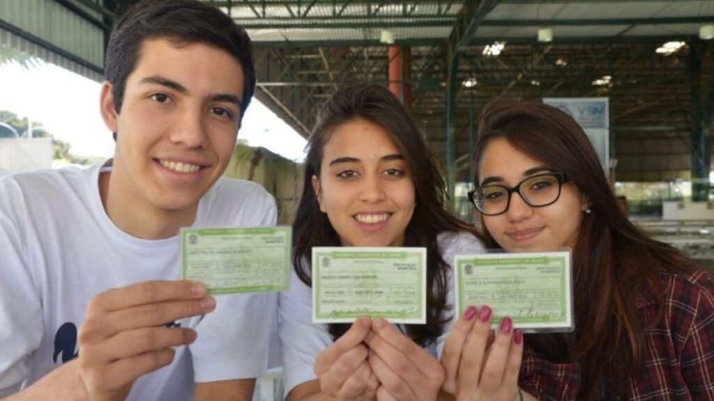 A Influência do Eleitor Jovem nas Eleições do Amazonas: Um Fator de Mudança A Influência do Eleitor Jovem nas Eleições do Amazonas: Um Fator de Mudança