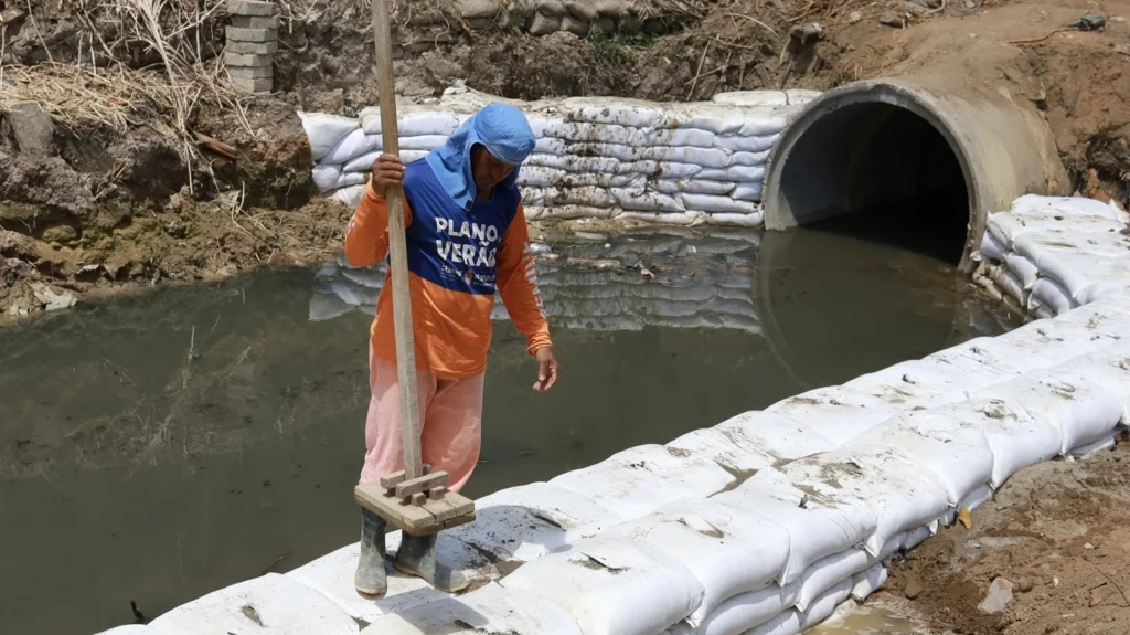 Prefeitura de Manaus reforça margem de igarapé no Alvorada com contenção em rip-rap Prefeitura de Manaus reforça margem de igarapé no Alvorada com contenção em rip-rap