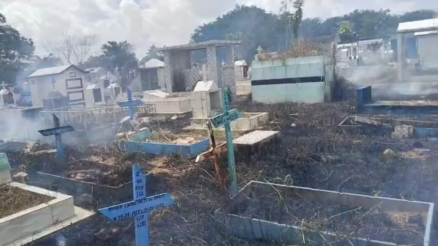 Incêndio atinge vegetação entre túmulos no Cemitério Nossa Senhora Aparecida em Manaus