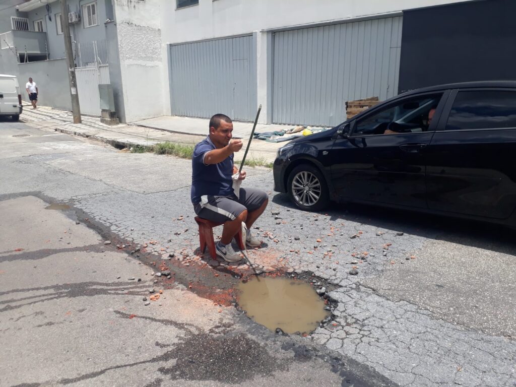 Morador de Sorocaba Encena Pesca em Buraco para Denunciar Falta de Reparos Morador de Sorocaba Encena Pesca em Buraco para Denunciar Falta de Reparos