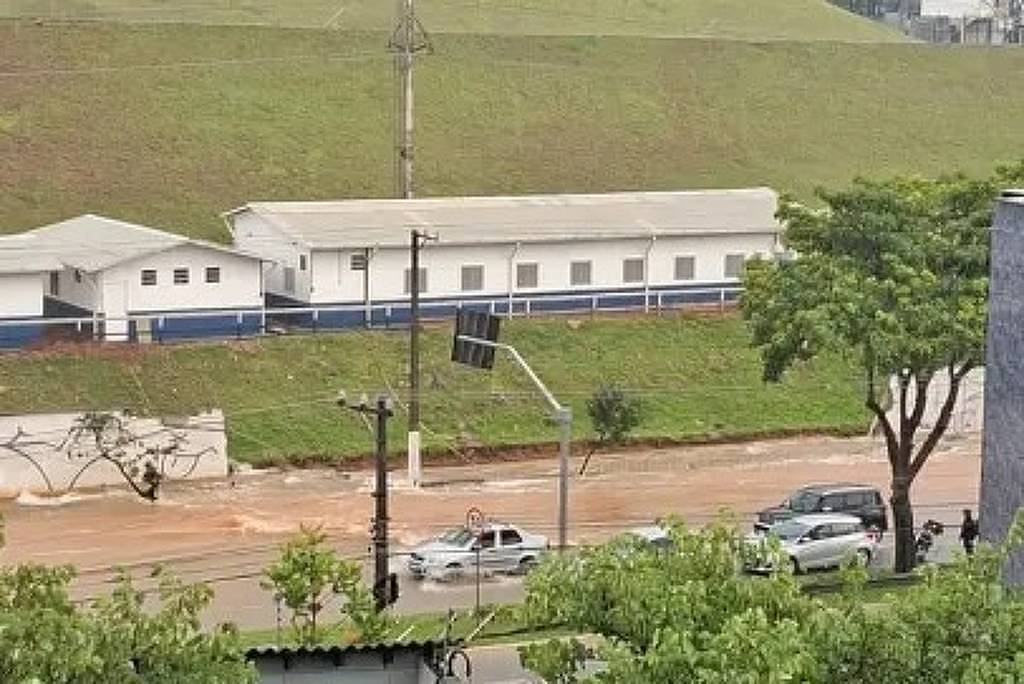 Temporal na Grande São Paulo: Muro cai em Congonhas e apagão em Guarulhos Temporal na Grande São Paulo: Muro cai em Congonhas e apagão em Guarulhos