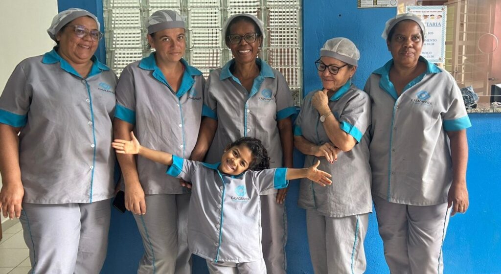 Menina de Sorocaba Realiza Sonho com Uniforme Igual ao das Funcionárias de Limpeza Menina de Sorocaba Realiza Sonho com Uniforme Igual ao das Funcionárias de Limpeza