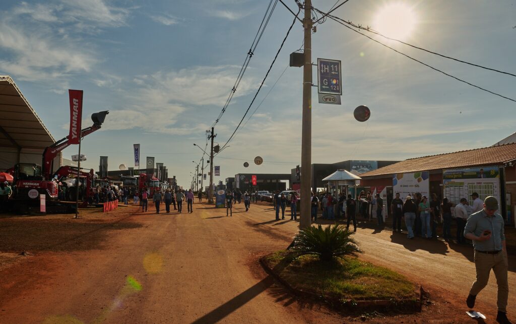 Agrishow 2026: Desafios e Expectativas em Meio à Queda de 22% nos Negócios Agrishow 2026: Desafios e Expectativas em Meio à Queda de 22% nos Negócios