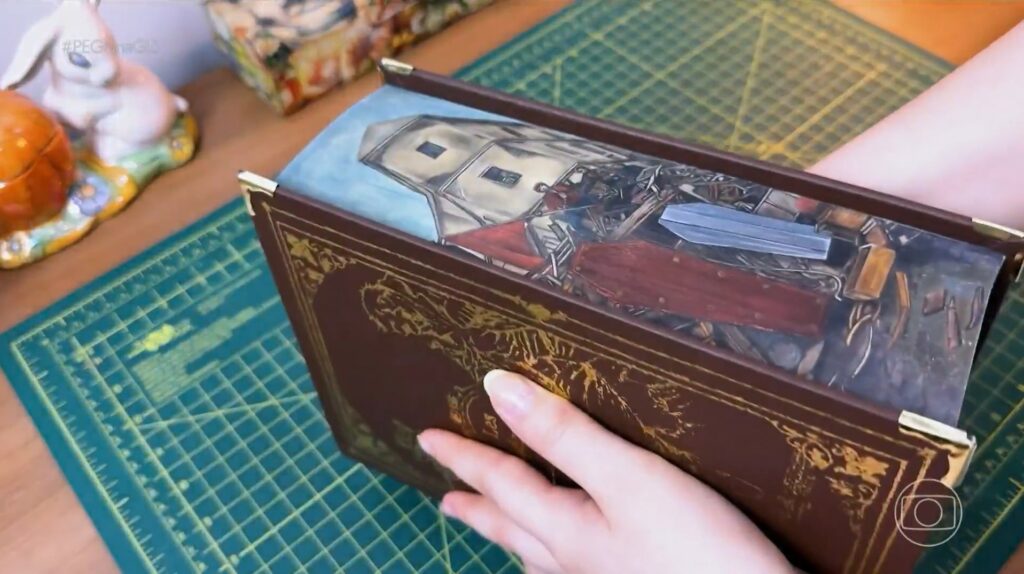 Artista Transforma Livros em Obras de Arte e Gera Lista de Espera de 13 Mil Pessoas Artista Transforma Livros em Obras de Arte e Gera Lista de Espera de 13 Mil Pessoas