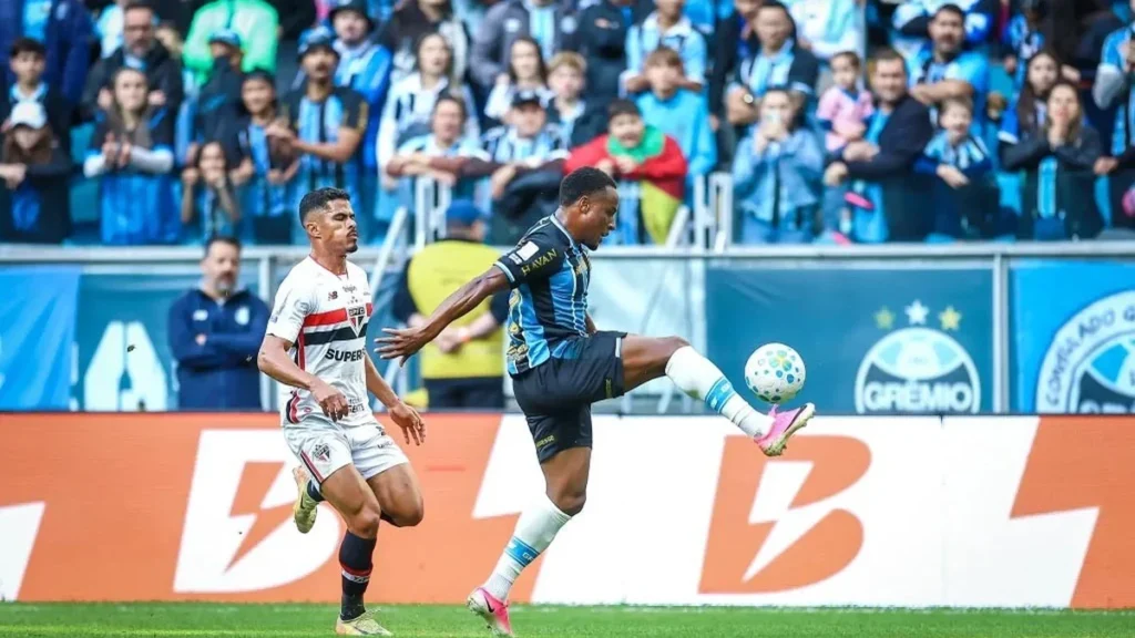 São Paulo sofre virada para Grêmio e acumula oito jogos sem vitória no Brasileirão São Paulo sofre virada para Grêmio e acumula oito jogos sem vitória no Brasileirão