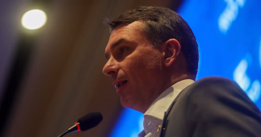 Flávio Bolsonaro Critica Eduardo Paes: ‘Conviver com Lula o Faz Defender Bandido’ Flávio Bolsonaro Critica Eduardo Paes: 'Conviver com Lula o Faz Defender Bandido'